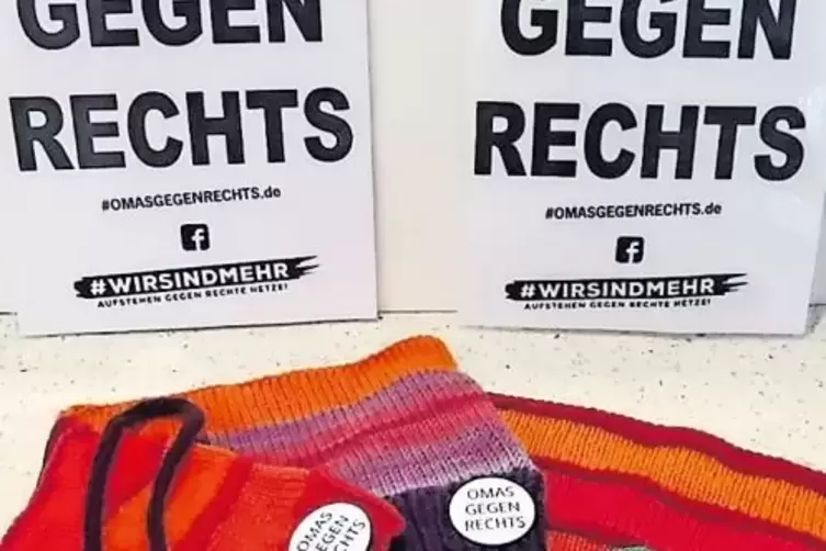 Buttons, M&uuml;tzen, Schilder: Dieses Anschauungsmaterial der Oma-Gruppe aus Wien hat die Berliner Oma Gertrud Graf nach Kandel gebr