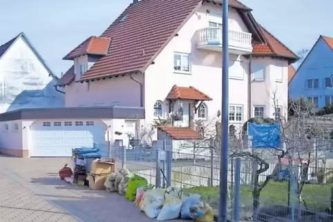 Hans-Werner Weber ist es Graus, dass die Nachbarn ihren Müll am Abholtag an seinem Gartenzaun abstellen.