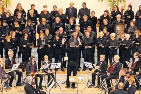 Die Blaskapelle Mutterstadt und die Chorgemeinschaft St. Bonifatius haben einen stimmungsvollen Abend mit ihrer Musik geschaffen