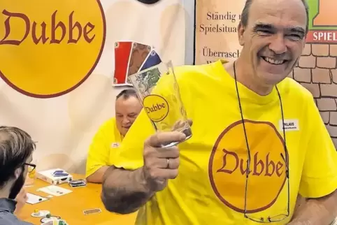 Wer zwei Spiele kauft, bekommt ein Dubbeglas von Klaus Geis. Der Mutterstadter ist zufrieden mit dem Zuspruch auf der Messe.