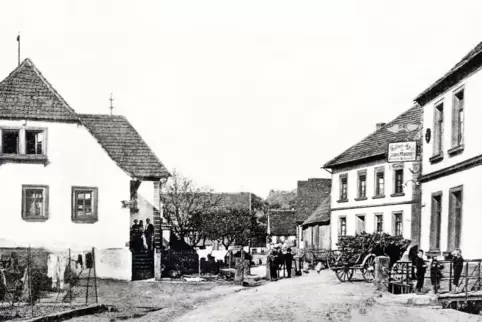 Im Jahre 1918 entstand dieses Foto, das das größte deutsche Schuhdorf zwischen Tradition und Fortschritt zeigt.