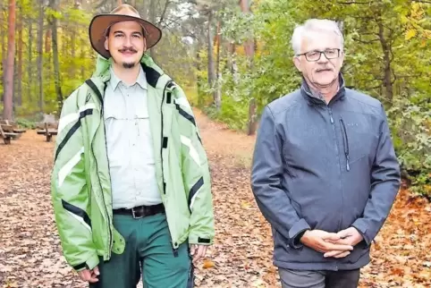 Im Friedwald: Jonas Burchartz (links) und Peter Eberhard.