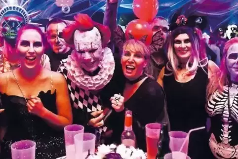 Schaurig: Allerlei gruselige Gestalten tummelten sich bei der Halloweenparty des MGV Concordia.