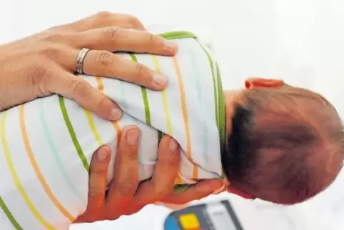 „Da sind Dienste über 14 Tage normal“, sagt Hebamme Maike Führer über Vollzeit-Hebammen in Kliniken.