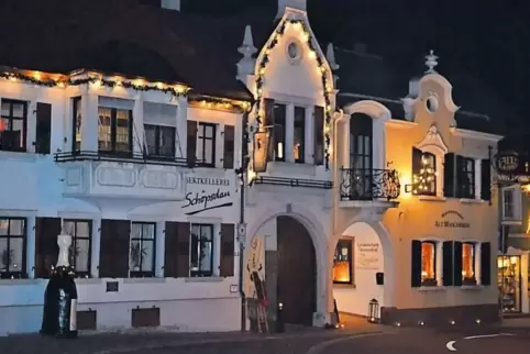 Hübsch geschmückt mit großer Sektflasche vor dem Haus war der Ort bei den Maikammerer Momenten in der Vergangenheit.