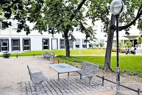 Treffpunkt in den Sommermonaten: Bänke und Tisch im Metznerpark.
