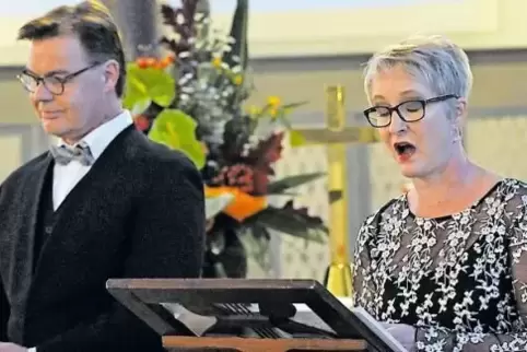 Volker Bengl und Ulrike Machills Gesang berührt das Publikum.