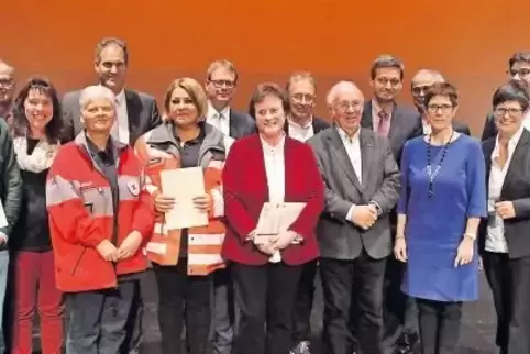 Die Geehrten der „Aktion Menschlichkeit“ der CDU Südpfalz und Parteimitglieder versammelten sich gestern Abend auf der Bühne in 