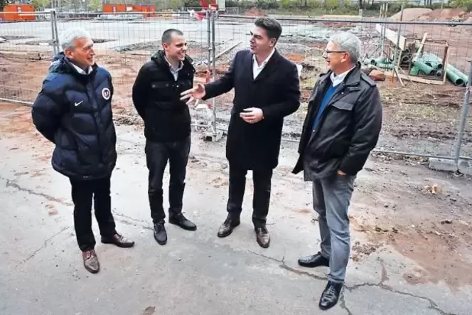 Über Geld aus Berlin für Kunstrasen sprechen SV-Landau-West-Chef Peter Schilinski, Landaus SPD-Vorsitzender Florian Maier und di Über Geld aus Berlin für Kunstrasen sprechen SV-Landau-West-Chef Peter Schilinski, Landaus SPD-Vorsitzender Florian Maier und di