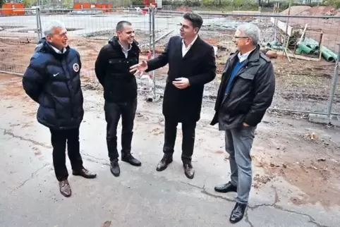 Über Geld aus Berlin für Kunstrasen sprechen SV-Landau-West-Chef Peter Schilinski, Landaus SPD-Vorsitzender Florian Maier und di