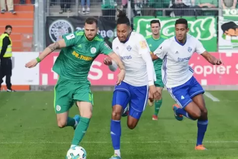 Der überragende Salif Cissé (Bildmitte) läuft hier Homburgs Torjäger Patrick Dulleck den Ball ab. Rechts: Yannick Osee. Foto: Se