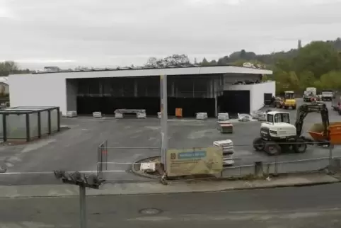 Ein Neubau ersetzt die nach 25 Jahren abgerissene alte Filiale des Discounters Aldi in Ixheim. In vier Wochen soll alles fertig 