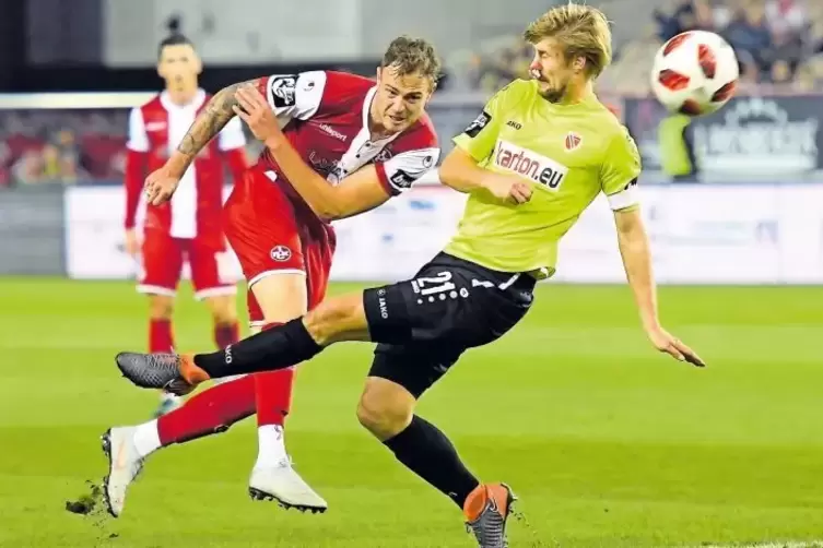 FCK-Stürmer Timmy Thiele (links) gegen Energie-Kapitän Marc Stein, den Schützen des 1:0.
