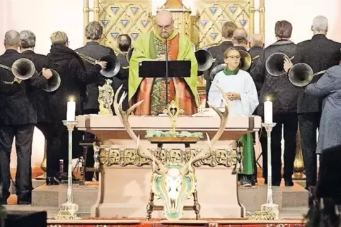 Die Bläsergruppe „Naturhorn Pfalz“ steuerte den musikalischen Löwenanteil zur Hubertusmesse in der Kirche St. Ulrich bei.