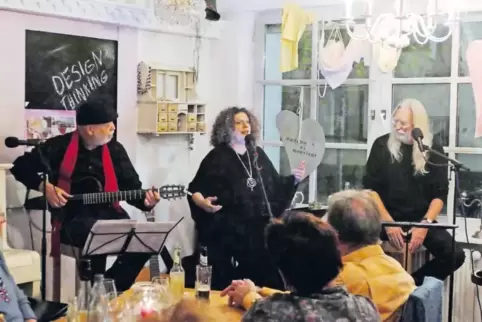 Samy Mielgo, Marili Machado und Gerd Schinkel (v.l.) im Kulturcafé Pünktchen und Anton.