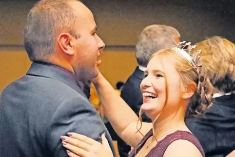 Souveräner Auftritt auf dem Parkett: Weingräfin Julia IV. beim Tanz mit Markus Keßler.