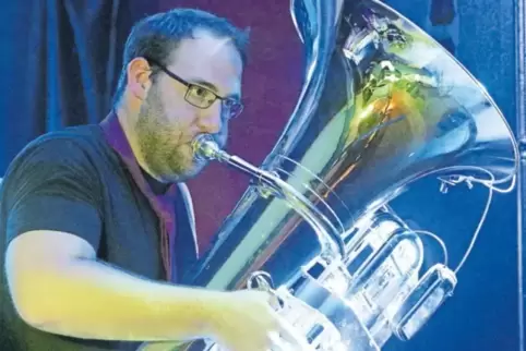 Der Bassmann in der Band: Markus Hoffmann mit seiner Tuba.
