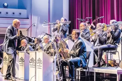 Kontrabassist als Dirigent: John Clayton (links) leitete das Orchester beim Auftritt in Ludwigshafen mit ausladenden Gesten.
