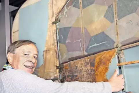 Seltenes Prachtstück: Börsenorganisator Peter Seelinger zeigt im Technik-Museum ein Leitwerk der Pfalz D.XII von 1918. Dieses Fl