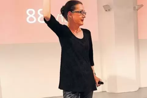 Lehrt an der Hochschule Worms Informatik: Elisabeth Heinemann. In ihrer Freizeit steht sie als „Frau Professor“ mit ihrem Kabare