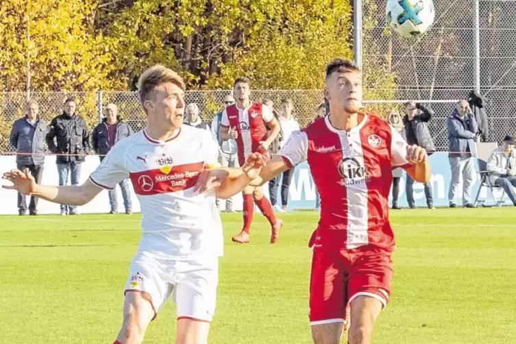 Pas de deux mit Ball: (links) Luca Mack vom VfB Stuttgart und der U19-Spieler des 1. FC Kaiserslautern, Cem Barlik.