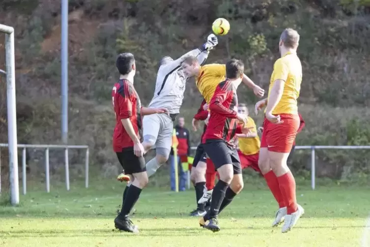 Turbulente Strafraumszene: Steinwendens Keeper Oliver Scheid faustet den Ball vor dem ihn bedrängenden FSV-Spieler Steven Ecker 