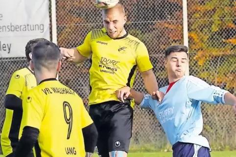 Die Tore waren beiderseits lange wie vernagelt. Hier setzt sich Wallhalbens Florian Reiter (Zweiter von rechts) gegen SVM-Spiele
