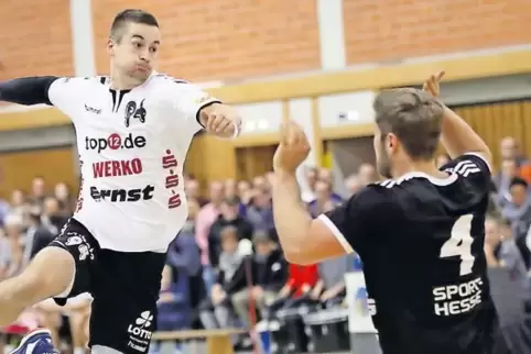 Kam nach 16 Minuten ins Spiel und drückte ihm gleich den Stempel auf: Hier trifft SV-Rückraumspieler Lukas Majbik (links, gegen 