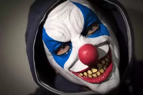 In Sembach und in Kaiserslautern sind am Sonntag, vier Tage nach Halloween, Personen mit Horror-Masken durch die Straßen gelaufe