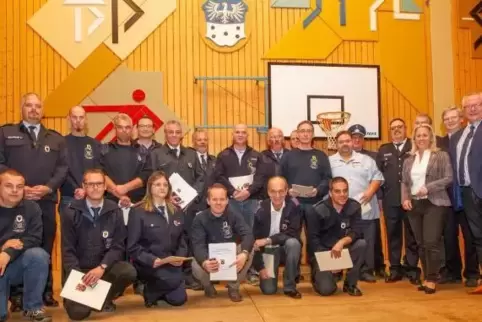  Verbandsbürgermeister Thomas Peifer, Wehrleiter Harald Borne, Landrätin Susanne Ganster und der stellvertretende Kreisfeuerwehr