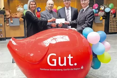 Mit dem von Matthias Roth (2.v.r.) überreichten Scheck der Sparkasse Donnersberg hat Zoar bereits 90.000 Euro für das Hospiz ges