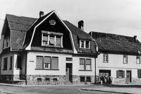 Im Haus links (Gillergasse 1) befand sich bis 1924 die jüdische Schule, im Gebäude rechts daneben war im zweiten Stock die Synag