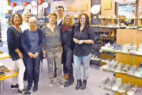 Das Team vom Schuhhaus Fritz beim ersten verkaufsoffenen Sonntag in den neuen Räumen in Kusel. Chef Jürgen Fritz hat mit dem Umz