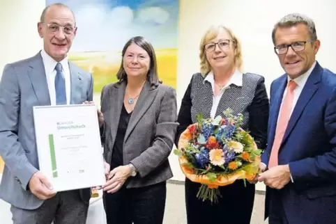 Bei der Übergabe der Umwelt-Auszeichnung (von links): Hotelinhaber Stefan Klinck, Umweltministerin Ulrike Höfken, Margit Klinck 
