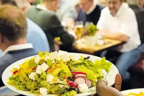Zwischen Hacksteak und Salat: Die Gäste schätzen die gute Küche.