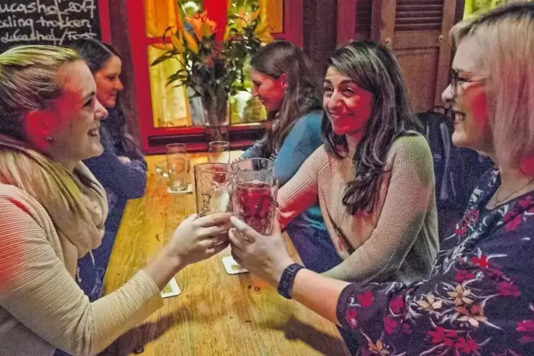 Prost: Kim, Josy und Lisa.