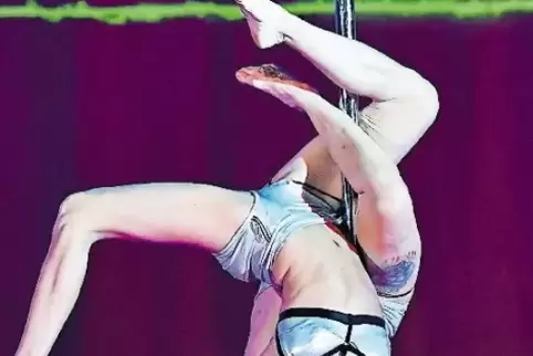 Akrobatik an der Stange: das Pole-Duo Lisar.