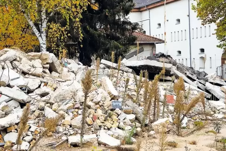 Wo jetzt noch Abbruchmaterial gelagert ist, sollen ab kommenden Fr&uuml;hjahr Neubauten mit 138 Wohnungen entstehen.