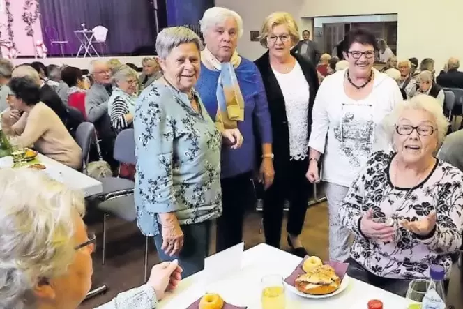 Glücklich in Waldsee: (von links) Roswitha Otte, Erika Wolf, Marlies Klauß, Waltraud Unruh und Clara Spindler-Dietrich. Glücklich in Waldsee: (von links) Roswitha Otte, Erika Wolf, Marlies Klauß, Waltraud Unruh und Clara Spindler-Dietrich.