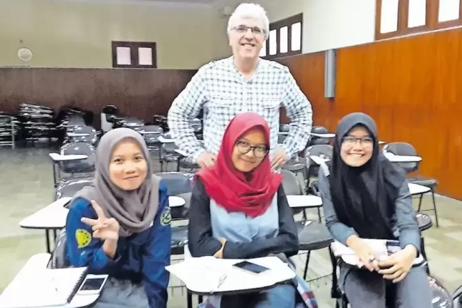 Im Lehrsaal: Ulrich Sperling mit indonesischen Studentinnen.