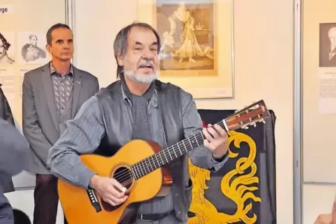 Ernst Kaeshammer spielte zur Eröffnung auf der Gitarre. Michael Plumpe (hinten) hat die Exponate rund um König Max Joseph zusamm
