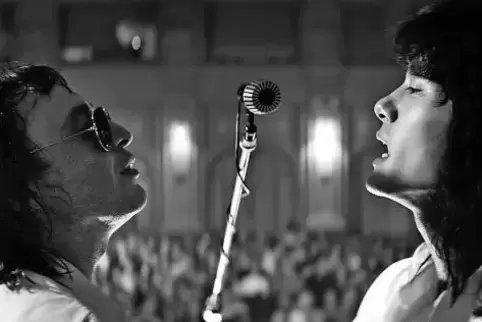 Roma Zver als Mike (links) und Teo Yoo als Viktor in einer Szene des Films „Leto“