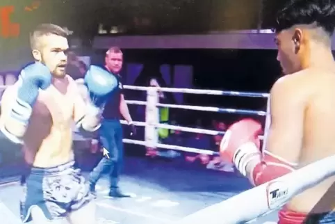 Der Waldfischbacher Raphael Steinbacher (links) vom Rodalber „Knockout-Gym“ beim Kampf gegen den Frankfurter Whattichai Hansana.