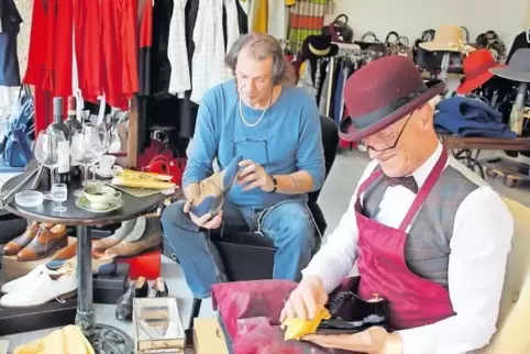 Schuhputzer Thomas Reiser (rechts) zeigte Männern, wie sie ihre Schuhe so reinigen können, dass sie wieder wie neu aussehen.