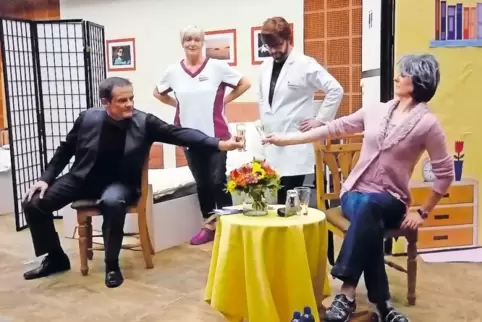 Aller Anfang ist schwer: Otto Schaaf und Auguste Prödel sollen sich im Seniorenheim „Sonnenuntergang“ ein Zimmer teilen.