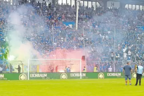 Die Krawalle der Waldhof-Fans im Aufstiegsspiel gegen den KFC Uerdingen wurden hart geahndet vom DFB.