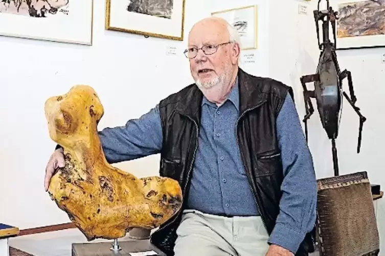 Walter Graser mit seinen Skulpturen.