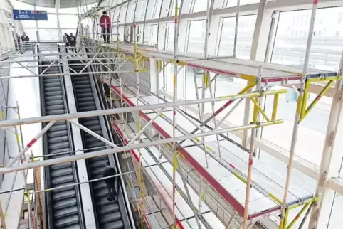 Über der Rolltreppe aufgebaut: das Gerüst am S-Bahnhof.