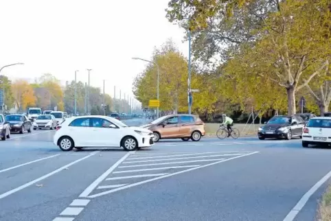 Nadelöhr: Autos stauen sich in der Langgartenstraße, weil sie nur schwer auf die Hauptstraße abbiegen können.