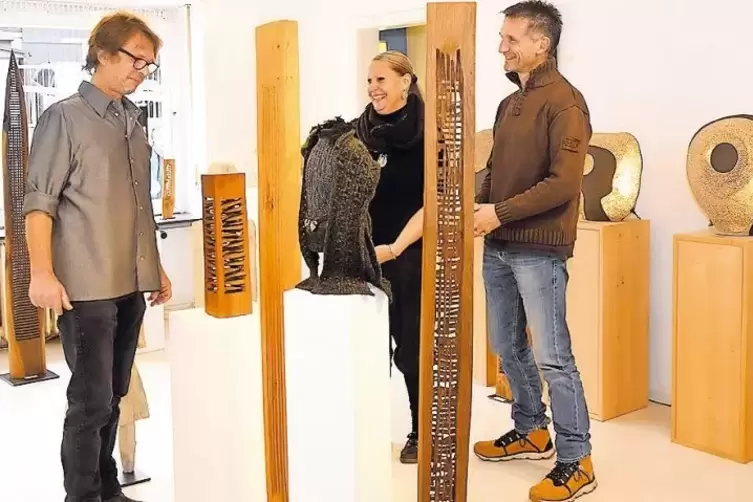 Manfred Braun, Jennifer Sauer und Thomas Krapf (v. li.) in den Ausstellungsräumen von Brauns „Ceramics“-Werkstatt.